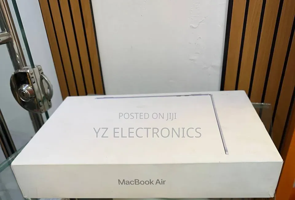 New Laptop Apple MacBook Pro M1 16GB Intel Core i9 SSD 256GB