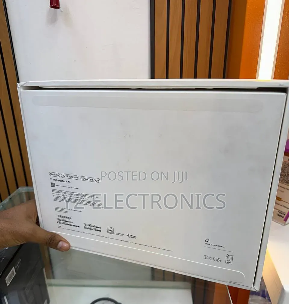 New Laptop Apple MacBook Pro M1 16GB Intel Core i9 SSD 256GB