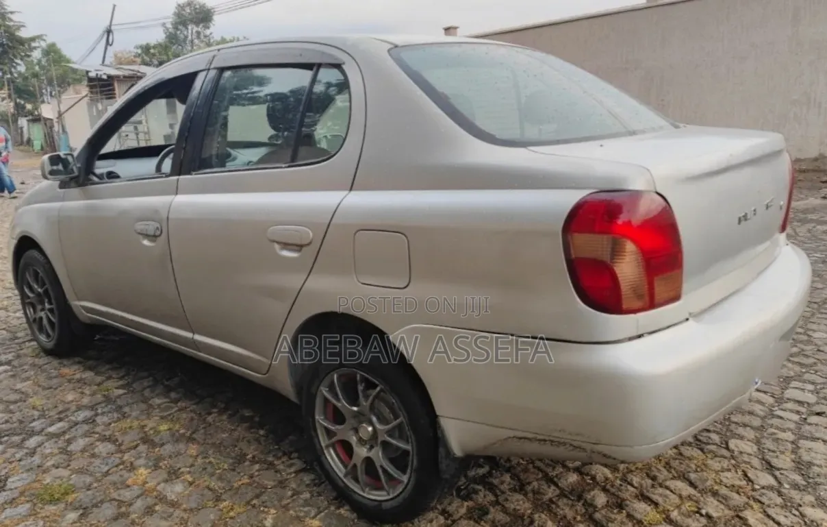 Toyota Platz 2001 Silver