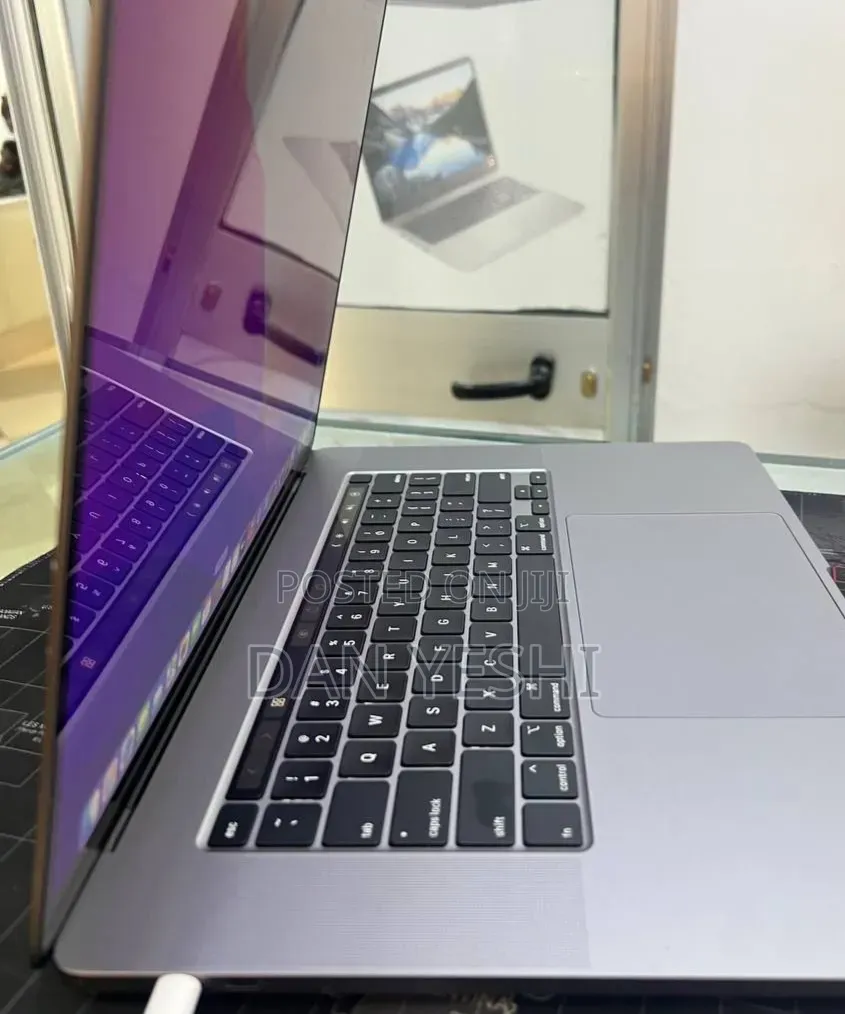 New Laptop Apple MacBook Pro 2019 32GB Intel Core i9 SSD 512GB