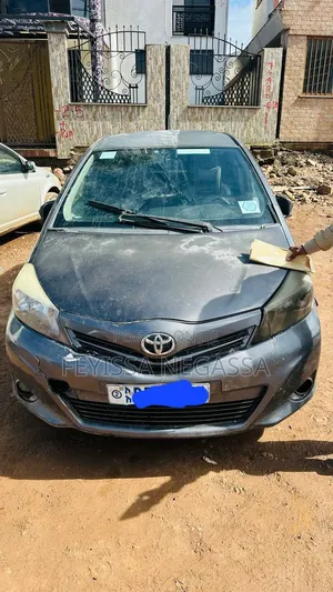 Toyota Yaris Base Hatchback 5dr 2011 Gray
