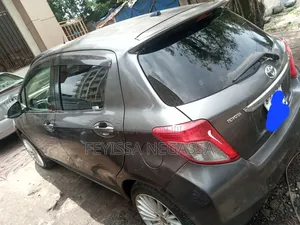 Toyota Yaris Base Hatchback 5dr 2011 Gray