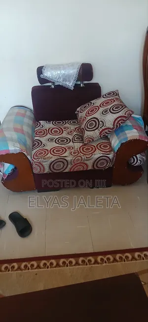 ያገለገለ ጥሩ ይዞታ ላይ ያለ ሶፋ