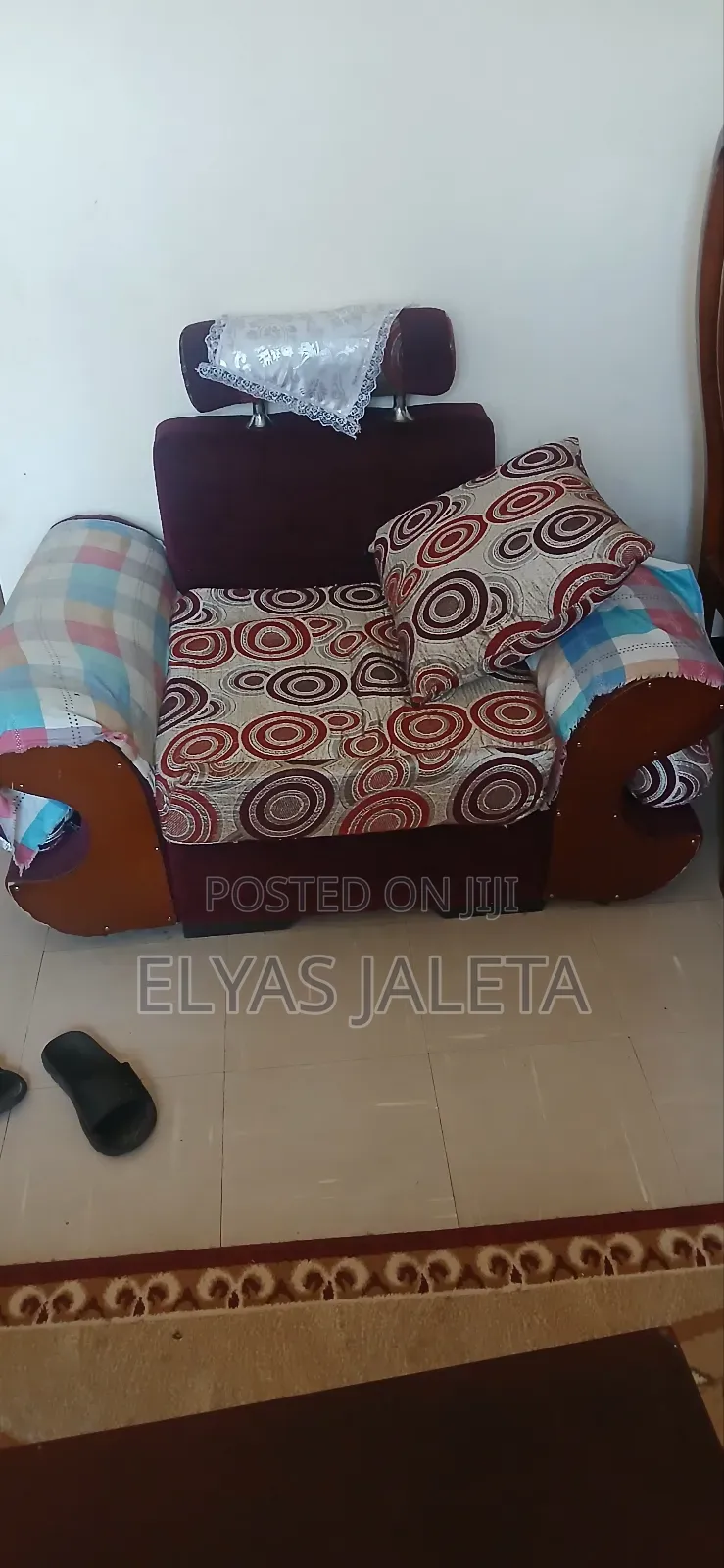 ያገለገለ ጥሩ ይዞታ ላይ ያለ ሶፋ