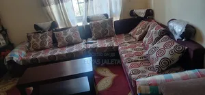 ያገለገለ ጥሩ ይዞታ ላይ ያለ ሶፋ