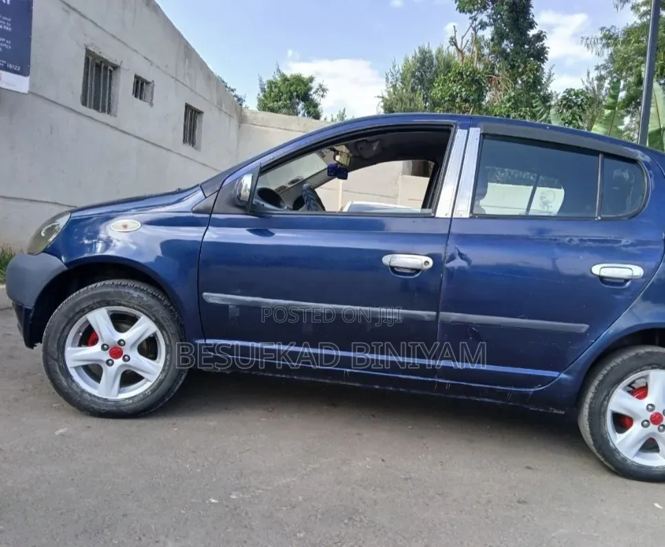 Toyota Vitz 2000 Blue