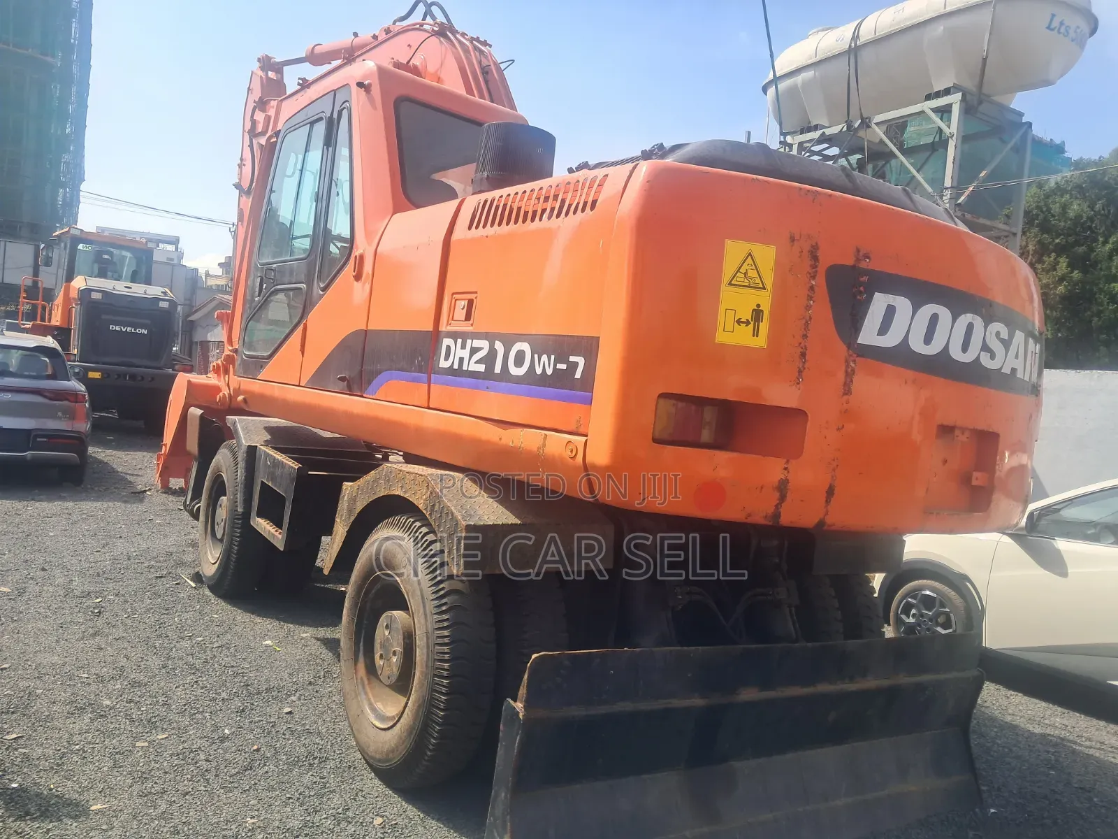 Develone Tyre Excavator