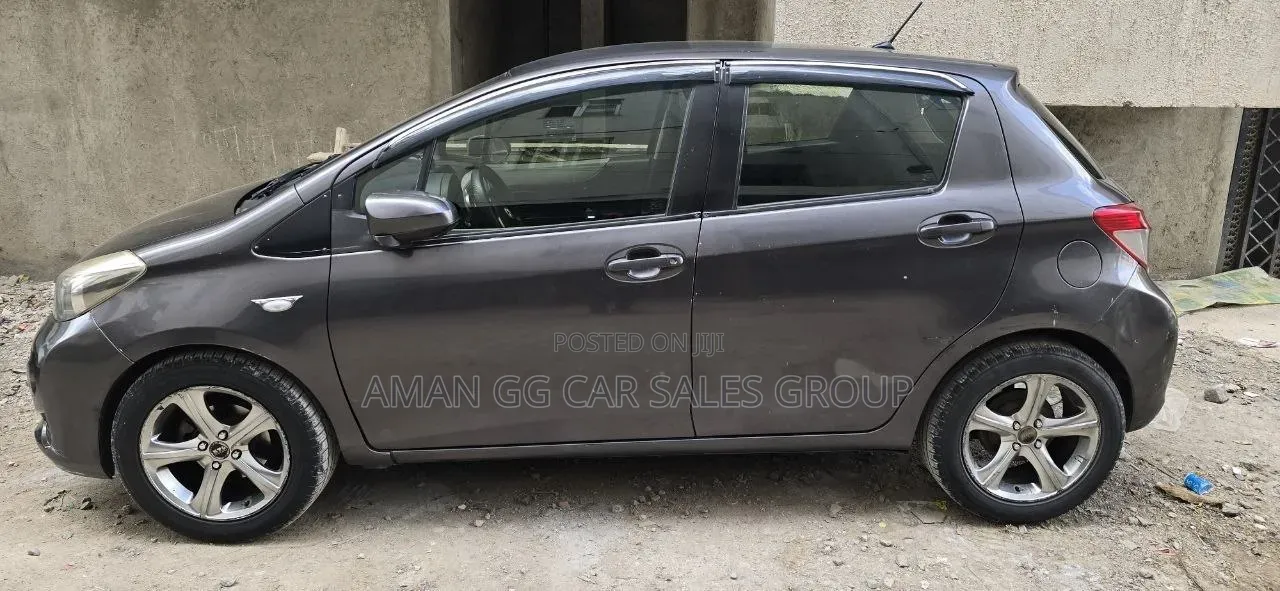 Toyota Yaris 2012 Gray