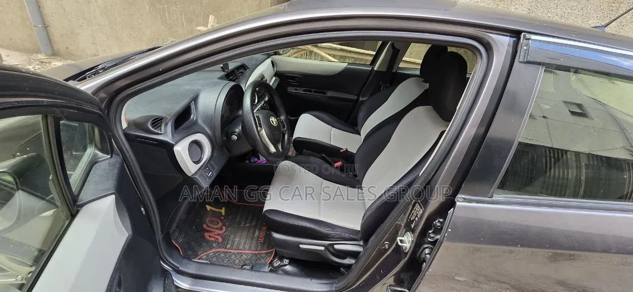 Toyota Yaris 2012 Gray