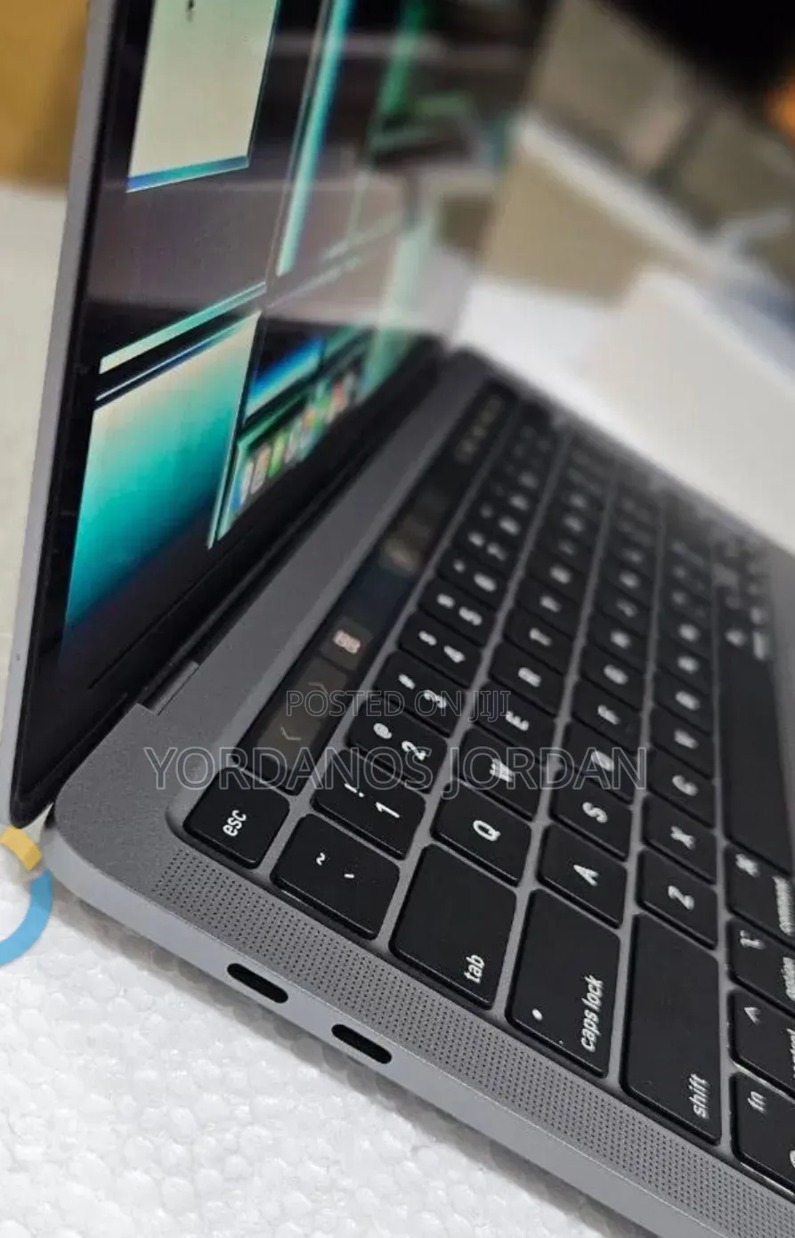 New Laptop Apple MacBook Pro 2022 M2 8GB Apple M2 SSD 256GB