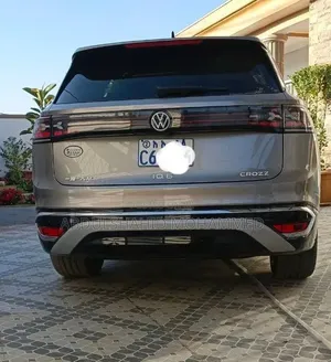 Volkswagen ID.6 2024 Gold