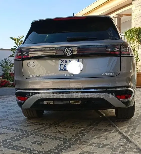 Volkswagen ID.6 2024 Gold