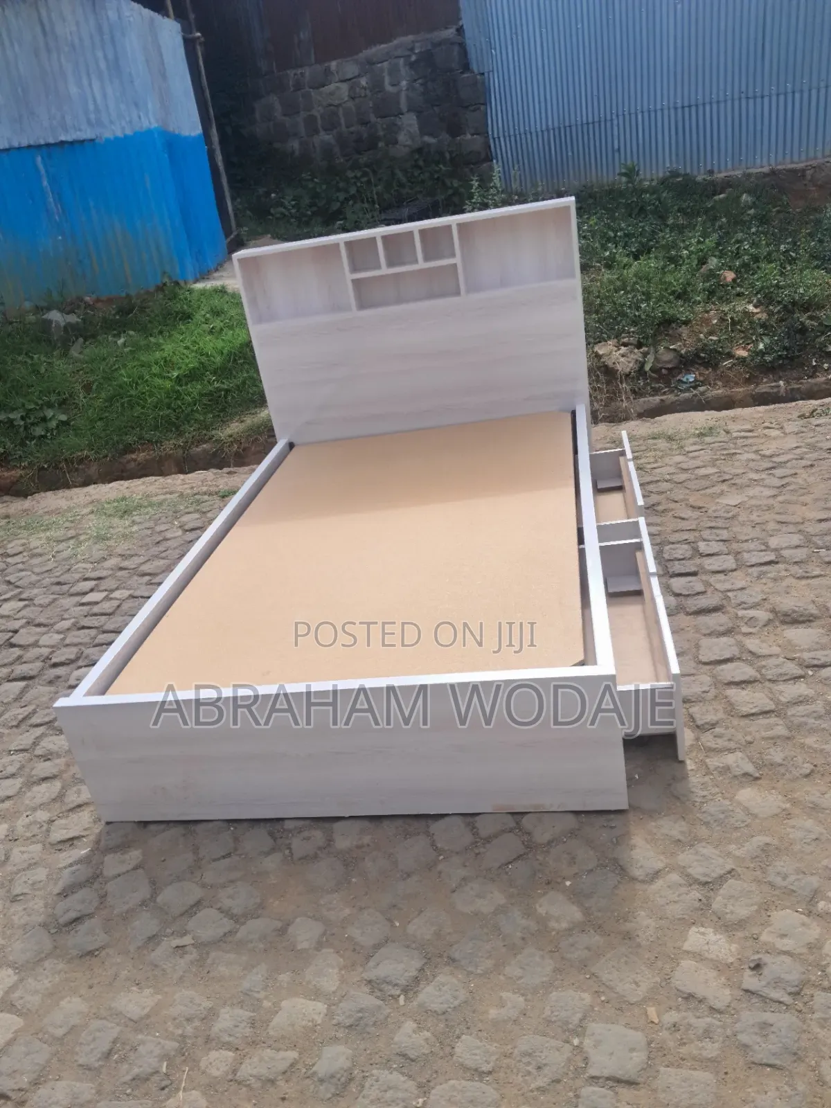 መሳብያ ያለዉ Modern Bed