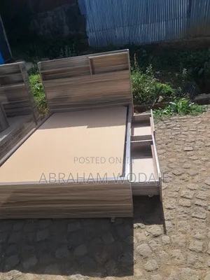 መሳብያ ያለዉ Modern Bed