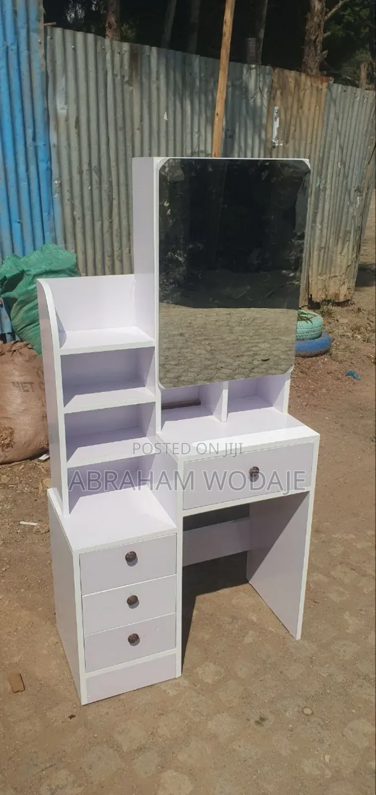 ዘመናዊ የመዋቢያ ጠረጴዛ ( Dressing Table)