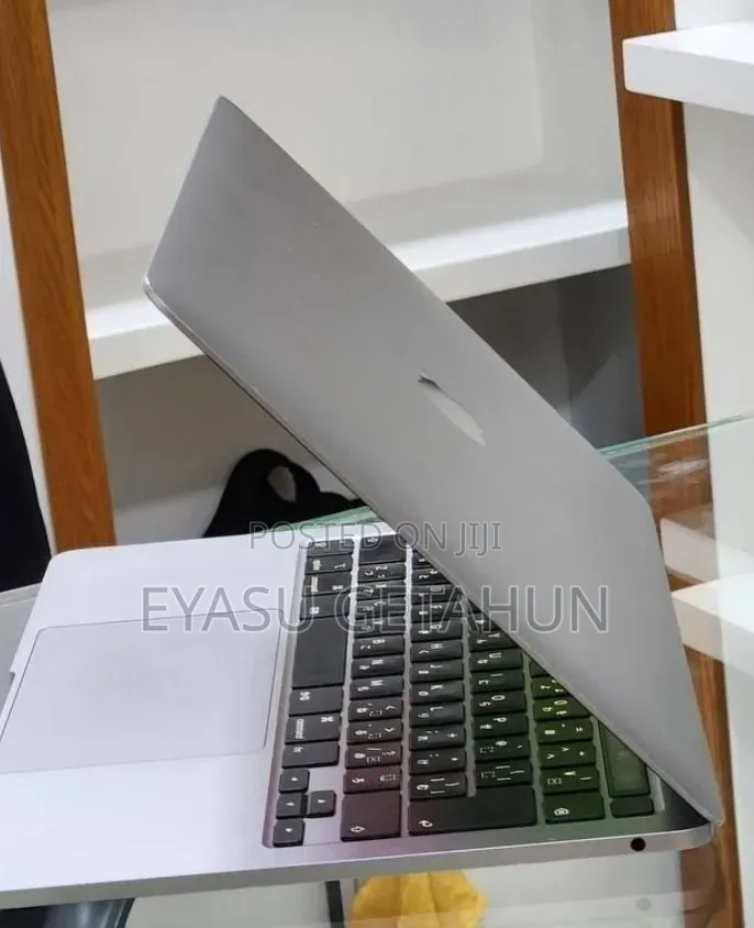New Laptop Apple MacBook Pro 2020 8GB Intel Core i5 SSD 512GB