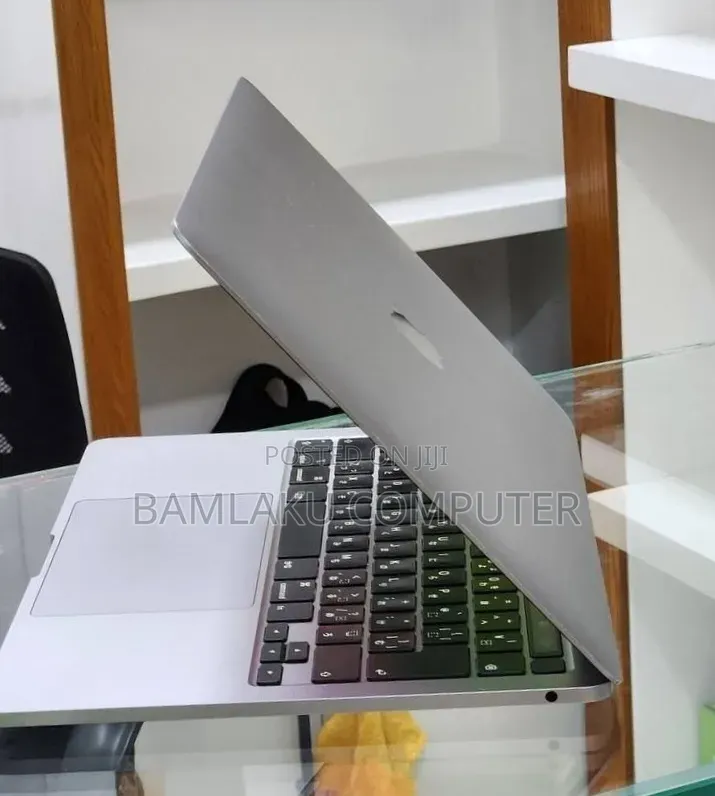 New Laptop Apple MacBook Pro 2020 8GB Intel Core i5 SSD 512GB