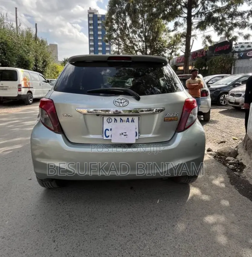 Toyota Yaris 2011 Silver