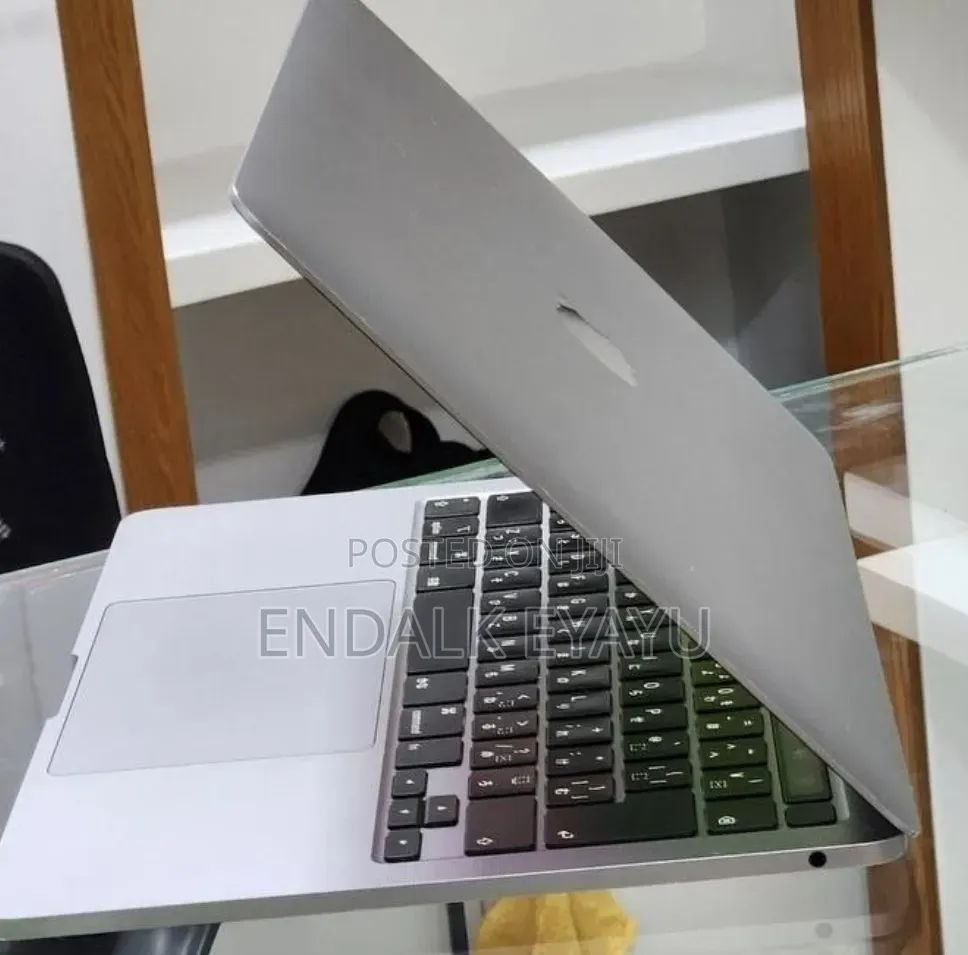 New Laptop Apple MacBook Pro 2020 8GB Intel Core i5 SSD 512GB