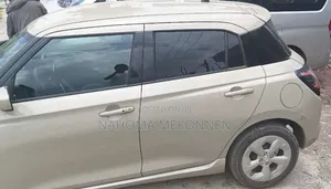 Suzuki Swift 2024 Gold
