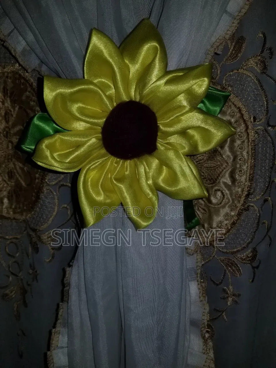 የሶፋ እና የመጋረጃ