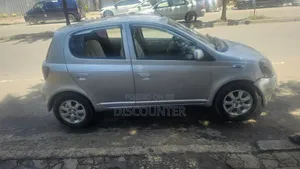 Toyota Vitz 2000 Silver