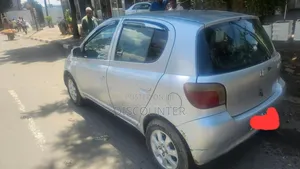 Toyota Vitz 2000 Silver