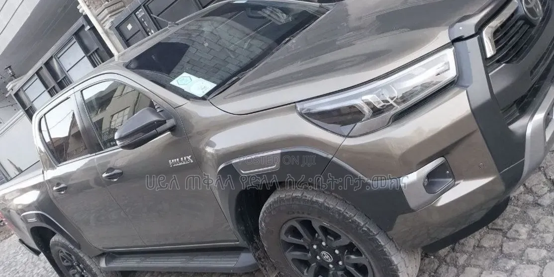 Toyota Hilux 2021 Maroon