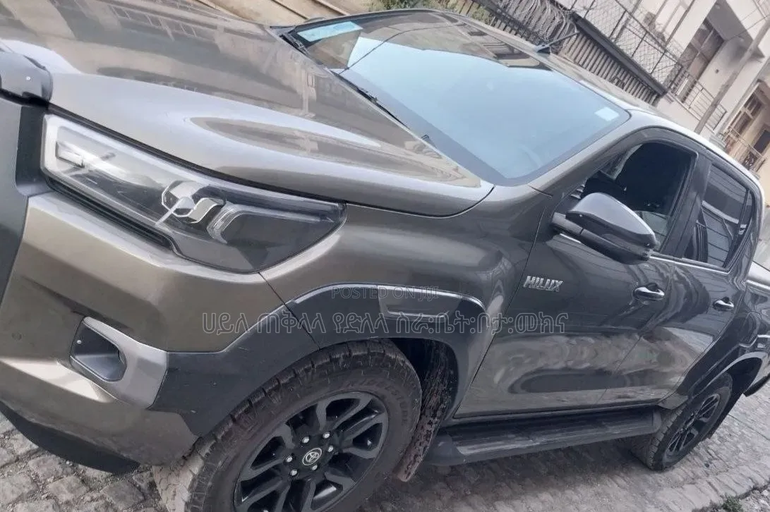 Toyota Hilux 2021 Maroon