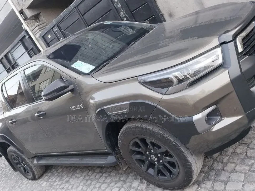 Toyota Hilux 2021 Maroon