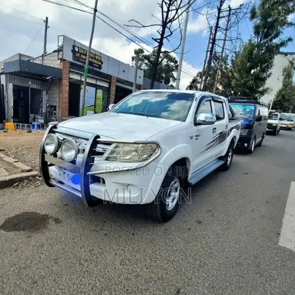 Toyota Hilux 2006 White