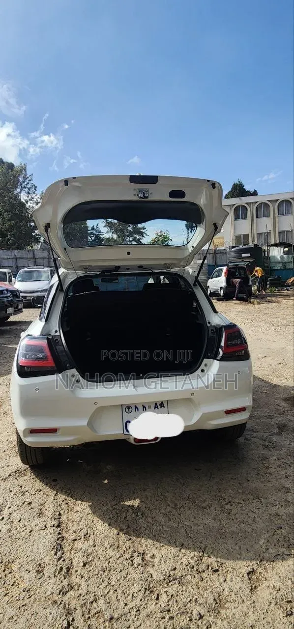 Suzuki Swift 2024 White
