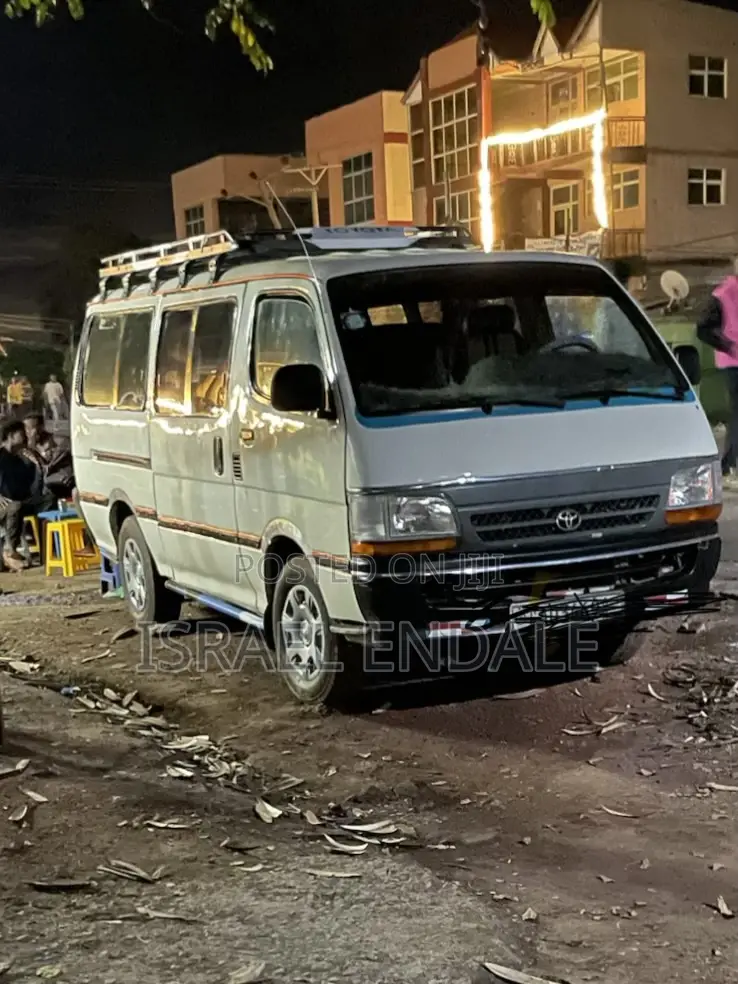 Toyota HiAce 2002 White
