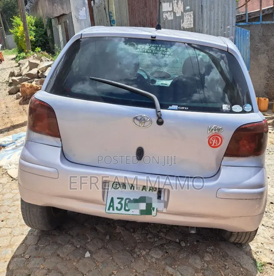 Toyota Vitz 2004 Silver