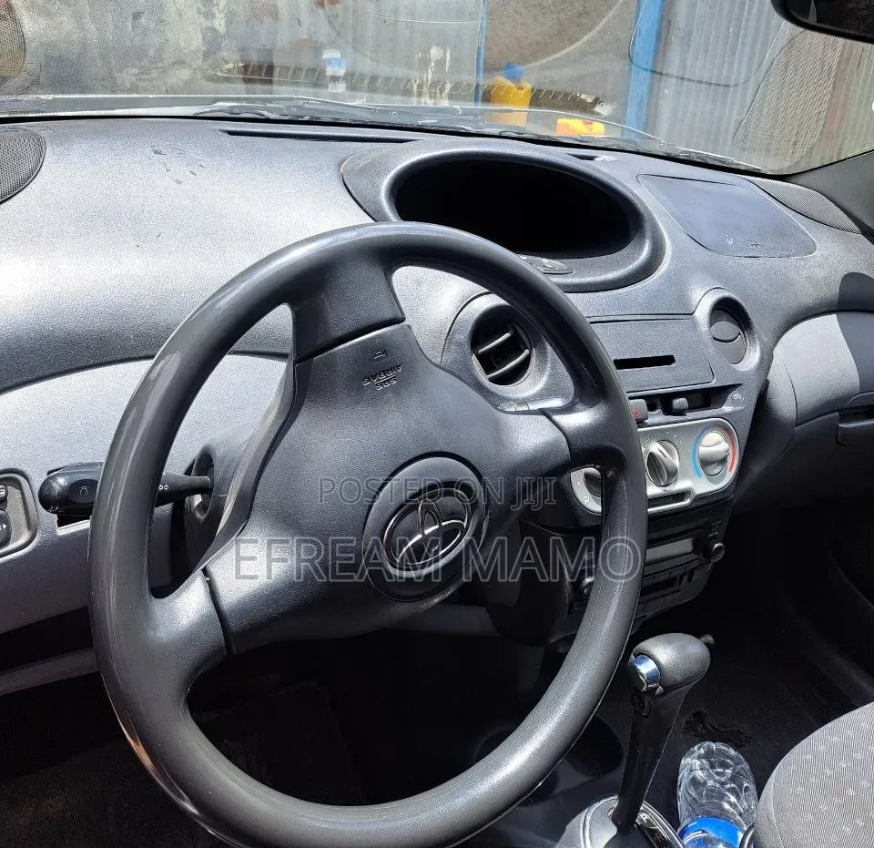 Toyota Vitz 2004 Silver
