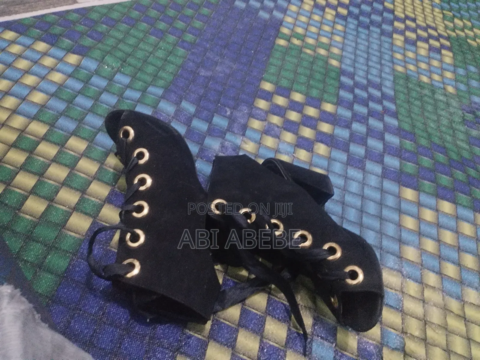 ቀለል ያለ ያገለገለ ጫማ