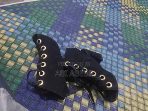 ቀለል ያለ ያገለገለ ጫማ