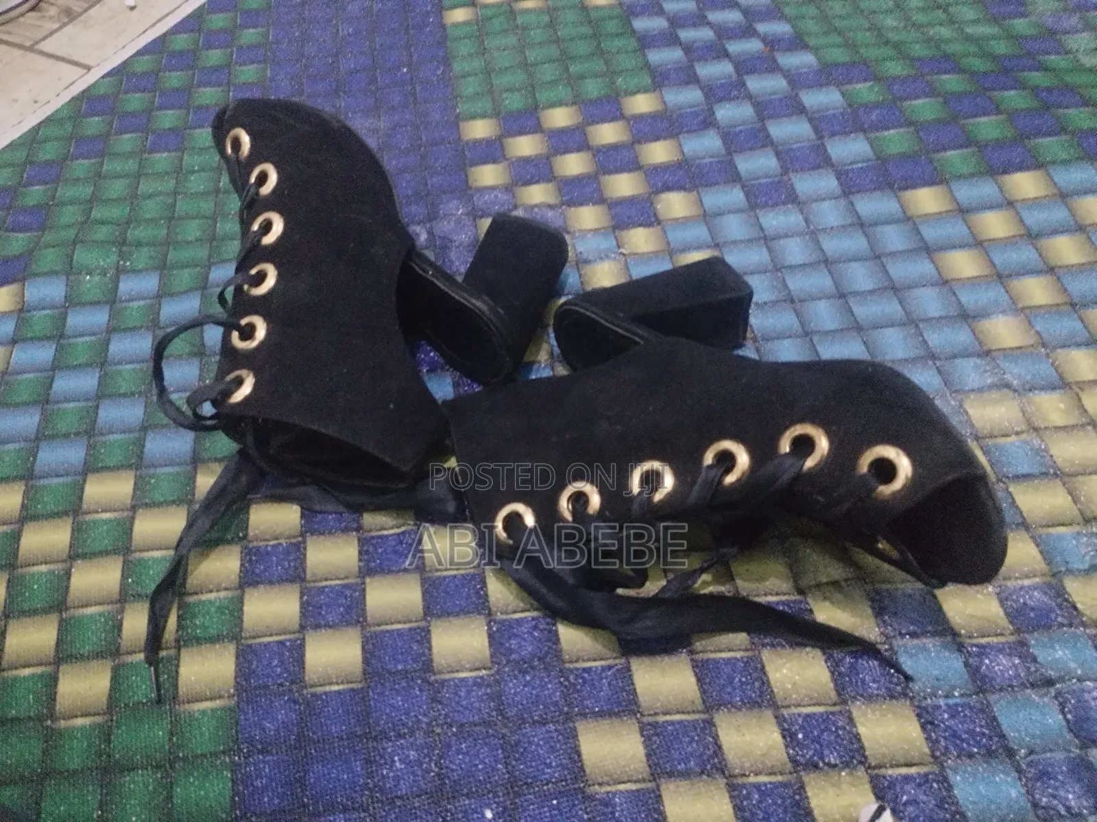 ቀለል ያለ ያገለገለ ጫማ