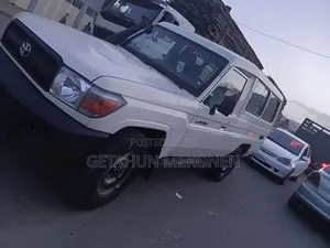 Toyota Land Cruiser 2017 White