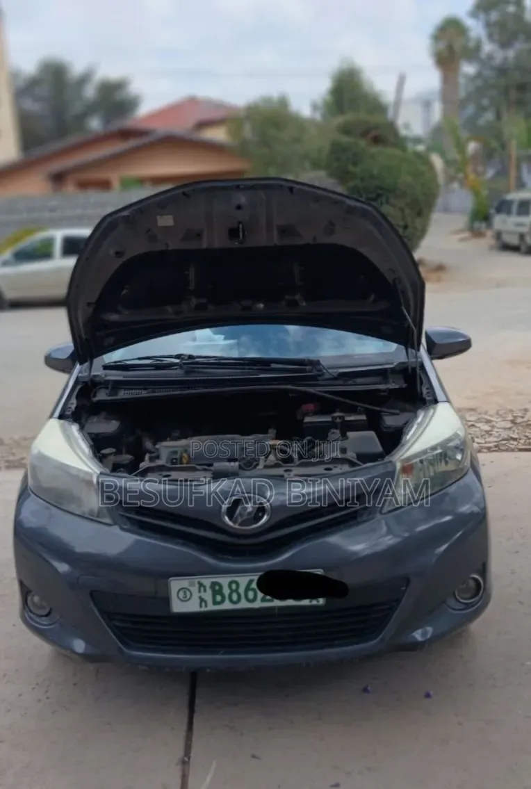 Toyota Yaris L Hatchback 3dr 2012 Gray