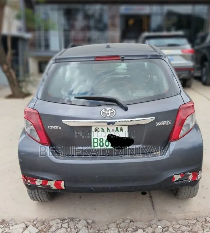 Toyota Yaris L Hatchback 3dr 2012 Gray