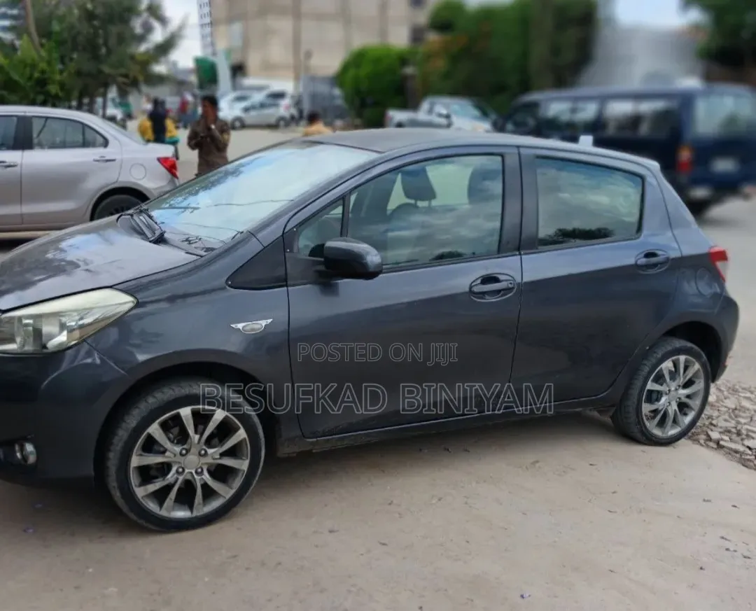 Toyota Yaris L Hatchback 3dr 2012 Gray