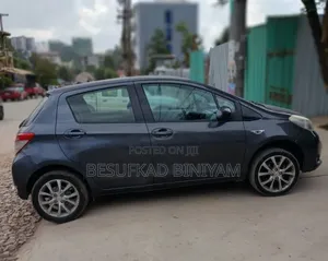 Toyota Yaris L Hatchback 3dr 2012 Gray