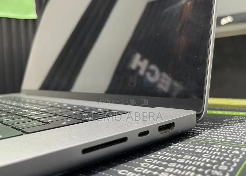 New Laptop Apple MacBook Pro M1 16GB Apple M1 Pro SSD 512GB