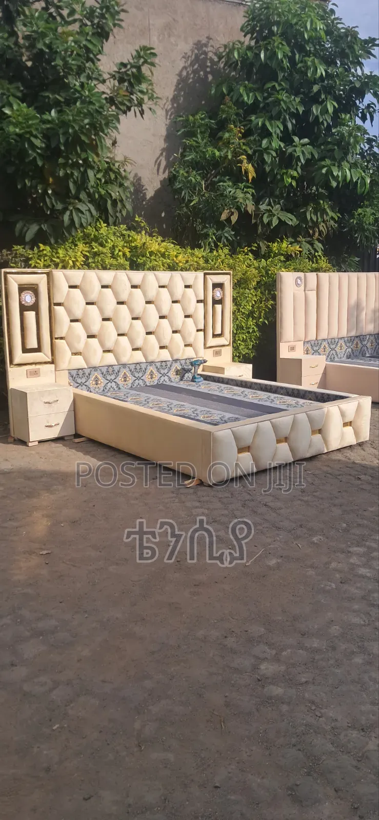 በከፋይ ጨርቅ የተሰሩ ቅንጡ ዘመናዊ አልጋዎች