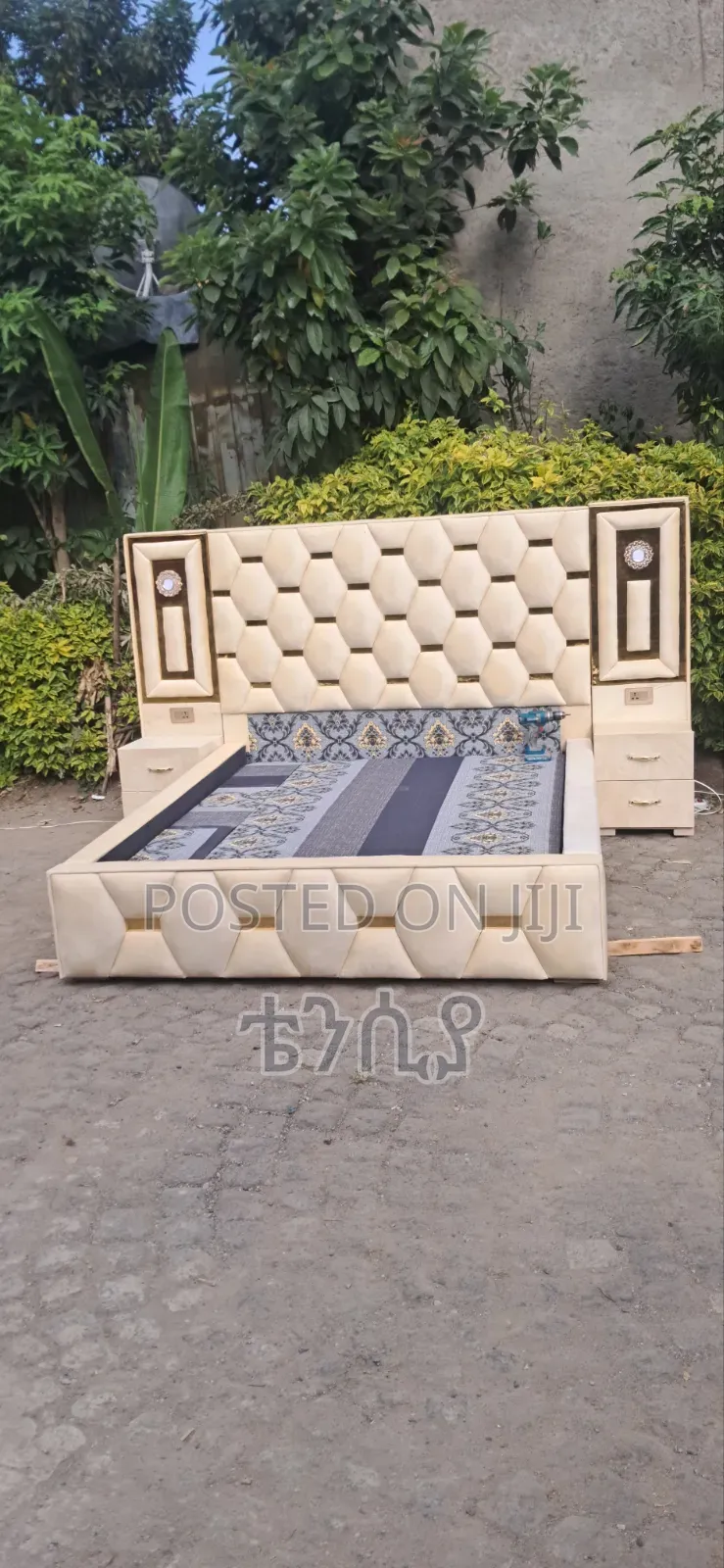 በከፋይ ጨርቅ የተሰሩ ቅንጡ ዘመናዊ አልጋዎች