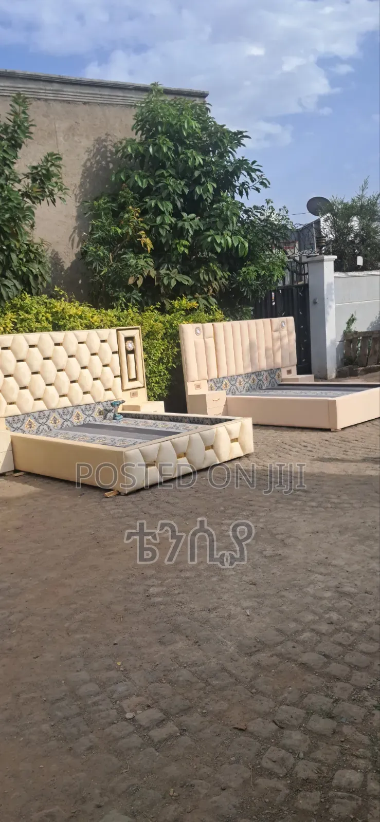 በከፋይ ጨርቅ የተሰሩ ቅንጡ ዘመናዊ አልጋዎች