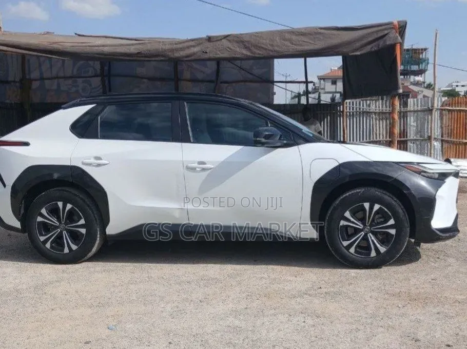 Toyota bZ4X 71.4 kWh AWD 2023 White