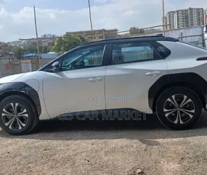 Toyota bZ4X 71.4 kWh AWD 2023 White