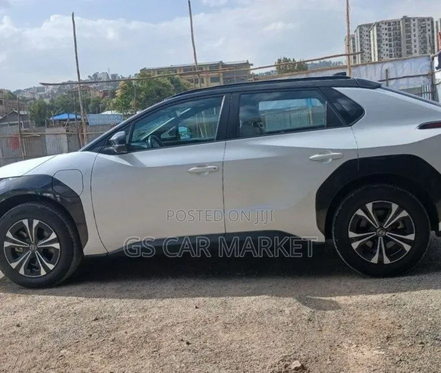 Toyota bZ4X 71.4 kWh AWD 2023 White